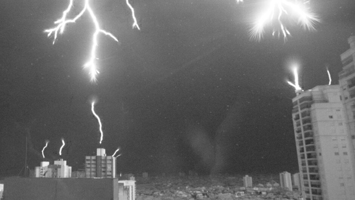 Featured image for Capturing Lightning: High-Speed Photo Reveals How Lightning Rods Work