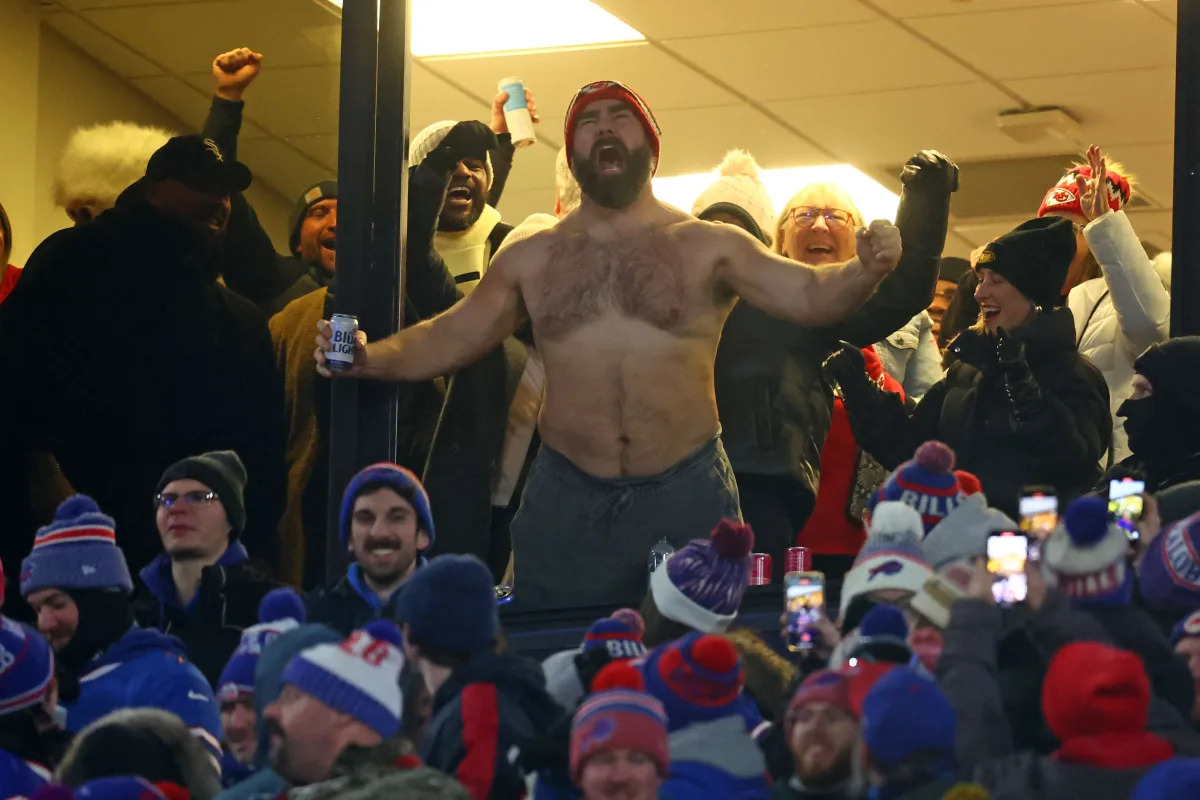 "Taylor Swift and Jason Kelce's Unforgettable Game Day Support at Chiefs-Bills Playoff Showdown"