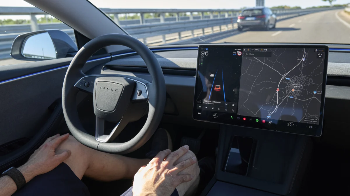Featured image for U.S. Investigates Tesla's Self-Driving Cars Over Traffic Violations