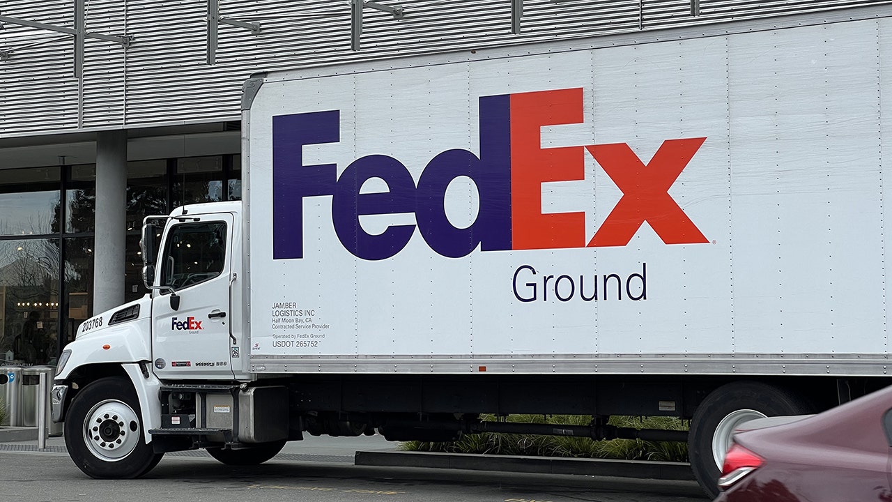 Featured image for FedEx's Q4 Revenue Miss and Soft Guidance Cause Stock Slump.