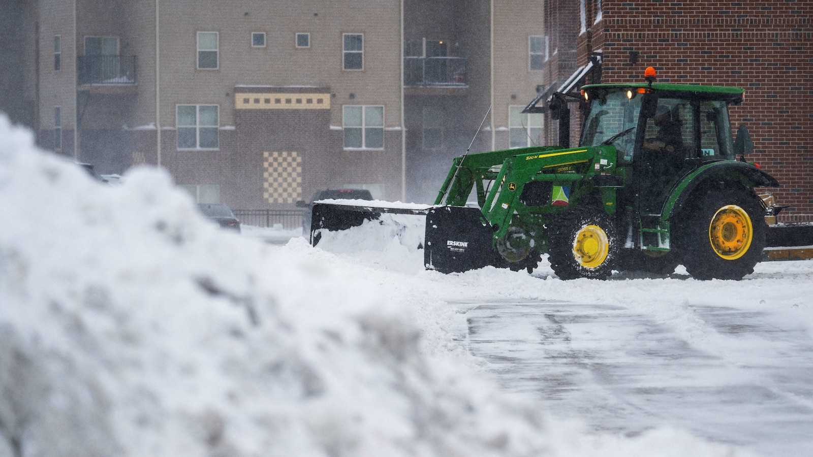 "Winter Storm Causes Chaos: Thousands of Flights Canceled, Chicago Airports Hit Hardest"