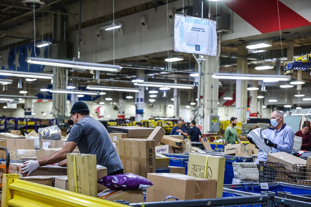 Featured image for Trump Considers Privatizing USPS Amid Financial Struggles