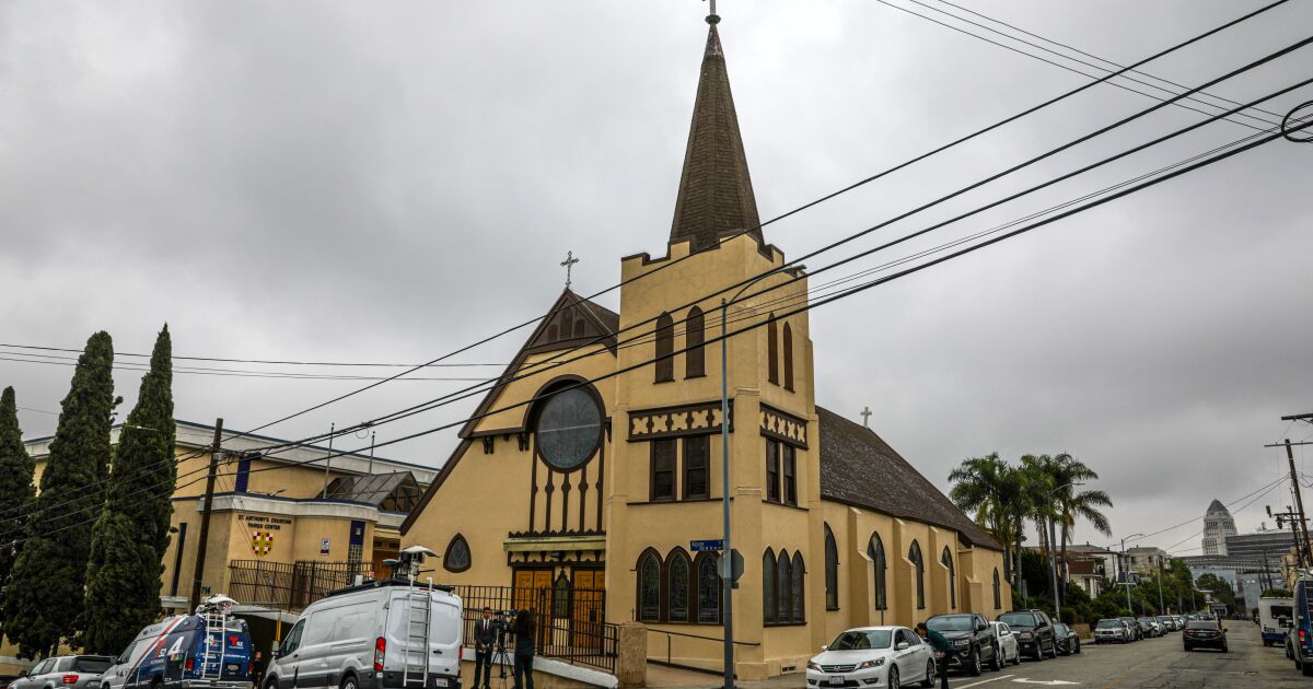 Texas Governor Sends Migrants on Bus to Los Angeles in Latest Political Stunt