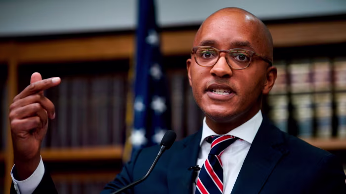 Featured image for Paul Weiss Loses Prominent Lawyers Over Trump Deal