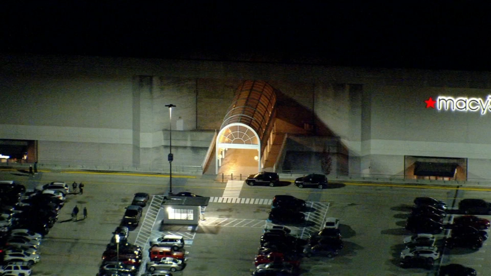 Featured image for Gun-Wielding Suspect Sought in King of Prussia Mall Incident