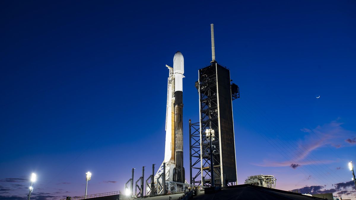 "SpaceX's Delayed Moon Lander Launch Raises Methane Fuel Concerns"