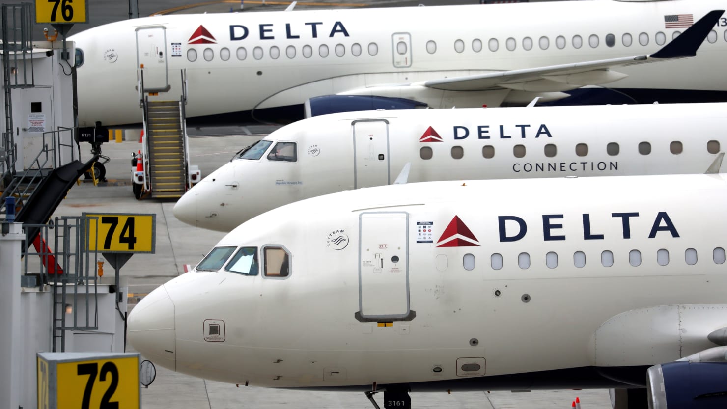 Featured image for Man Uses Photo of Girl's Boarding Pass to Sneak onto Delta Flight