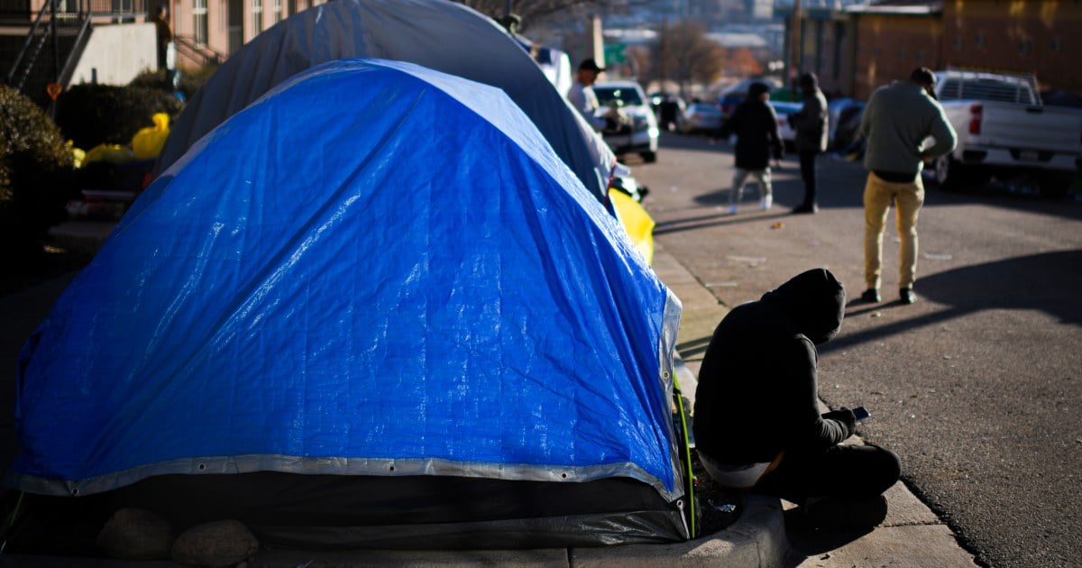 Featured image for Denver Officials Urging Migrants to Leave Due to Resource Shortage
