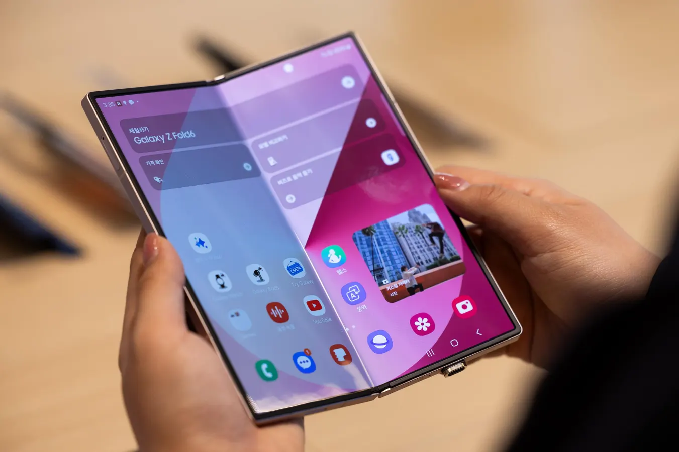 Featured image for Samsung Galaxy Z Fold 6: Price Cuts and Features Highlight Black Friday Deals