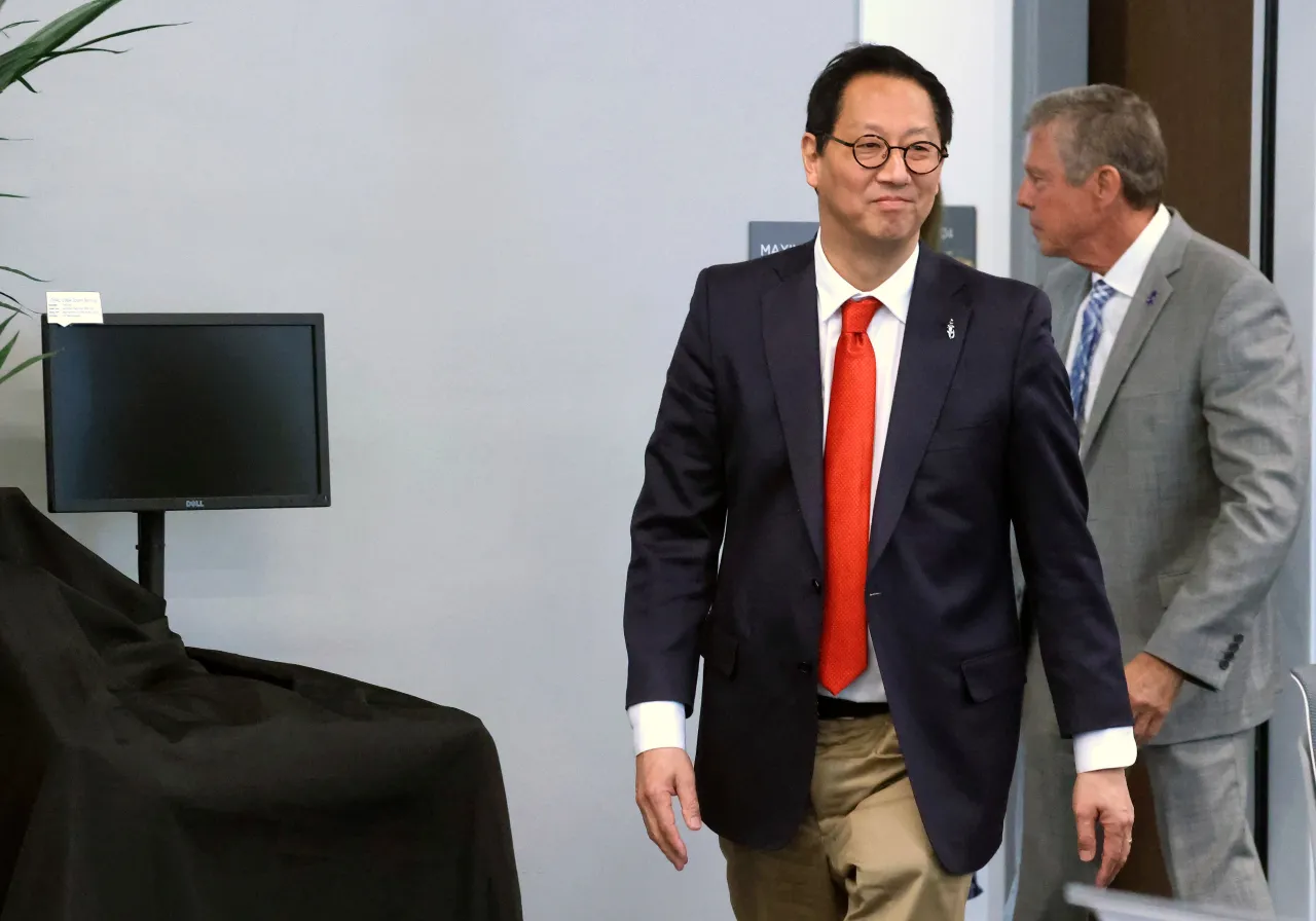 Featured image for Santa Ono’s UF Presidency Bid Blocked Amid Controversy