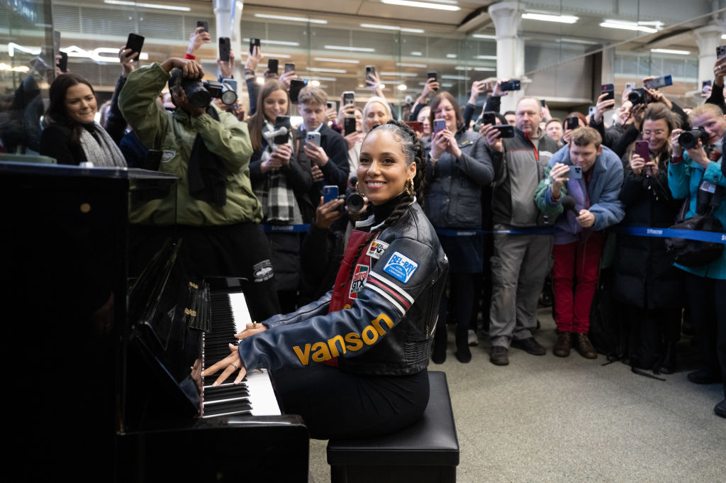 Featured image for Alicia Keys Astonishes London Commuters with Impromptu Train Station Performance