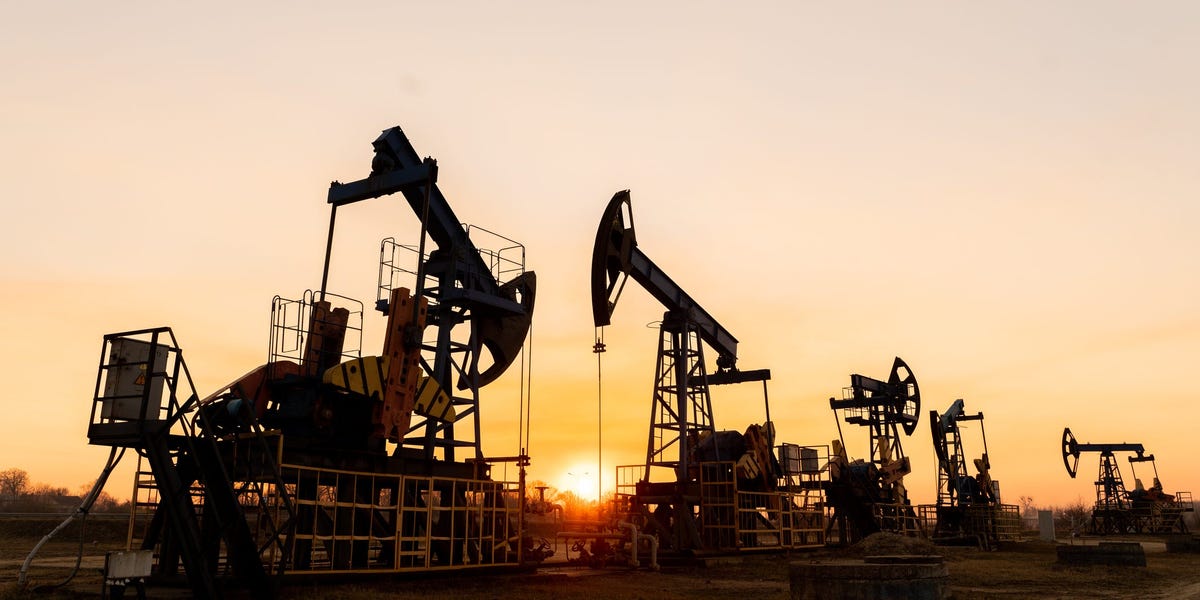 Featured image for "US Maintains Unprecedented Lead as World's Largest Oil Producer: EIA Report"