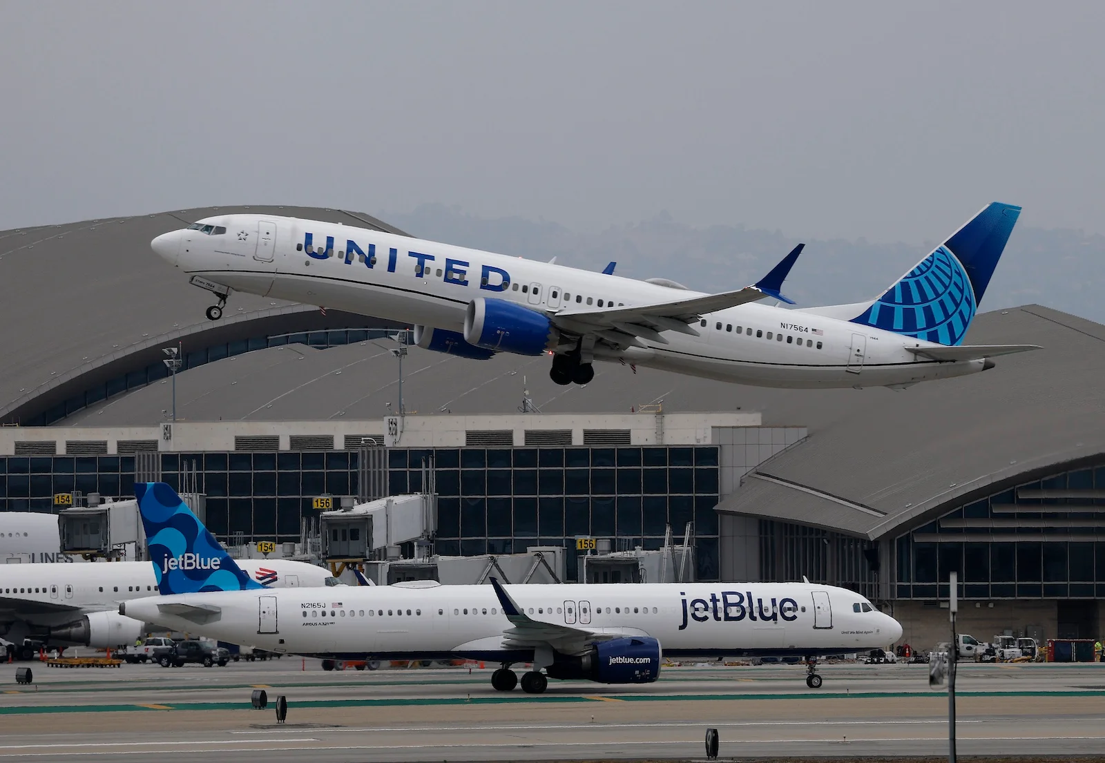 Featured image for United and JetBlue's Blue Sky Partnership: Benefits and Opportunities for Travelers