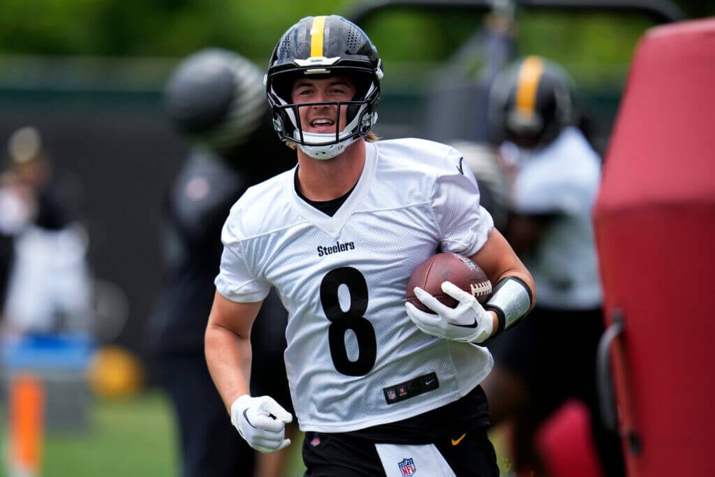 Featured image for "Protecting Quarterbacks: The Importance of QB-Specific Helmets"