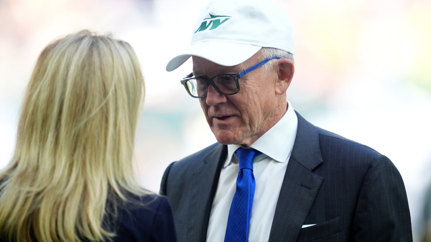 Featured image for Jets Owner Woody Johnson Criticizes Justin Fields Amid Team Struggles