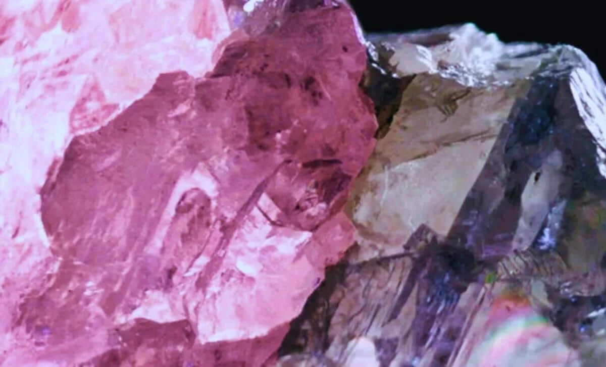 Uncut 37-Carat Diamond Splits Pink and Colorless, Revealing Dual Growth