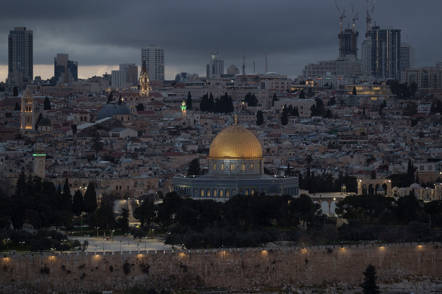 "Ramadan Tensions: Al-Aqsa Mosque and Israel-Gaza War"
