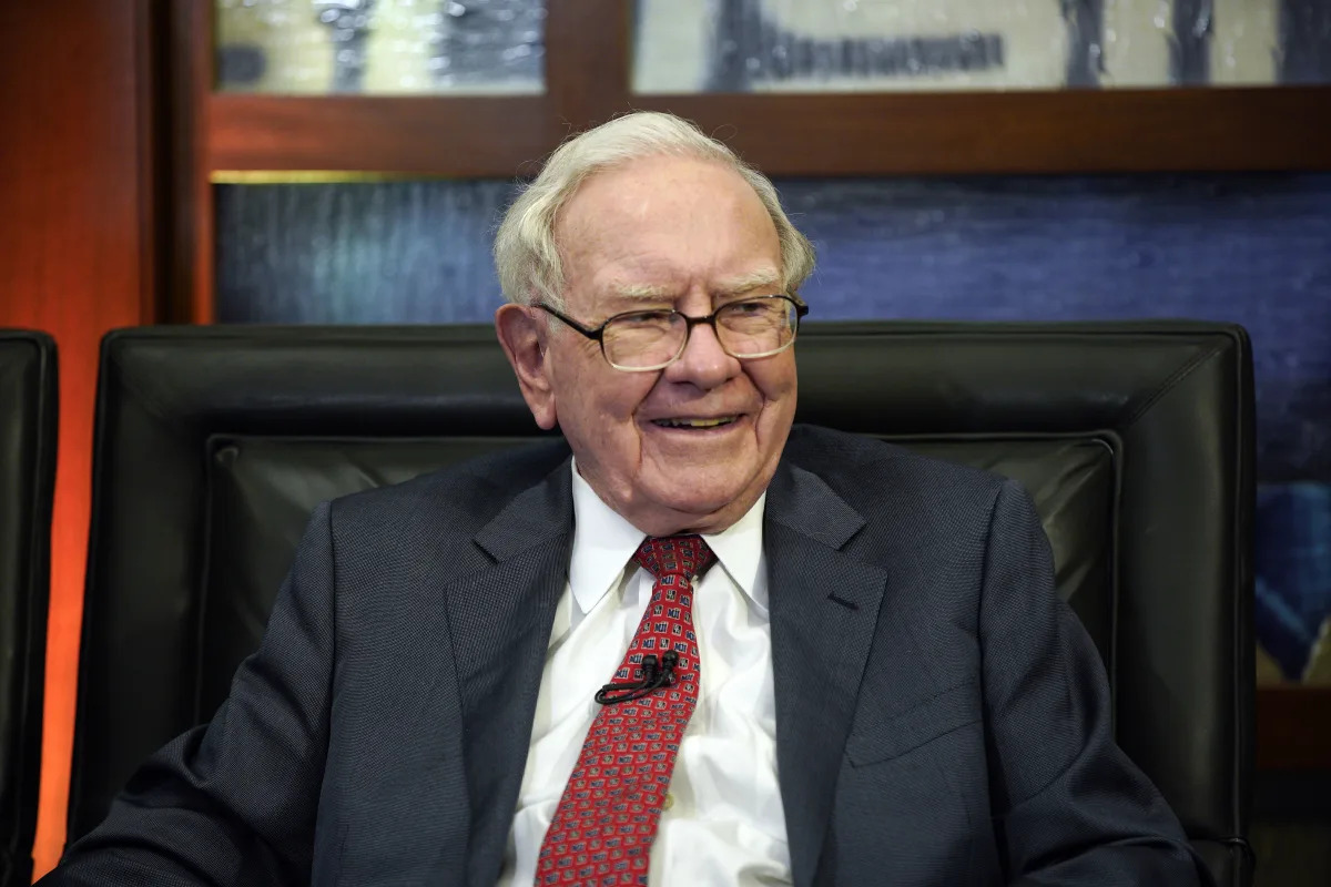 Featured image for Warren Buffett's Cash Hoard Signals Caution for Investors