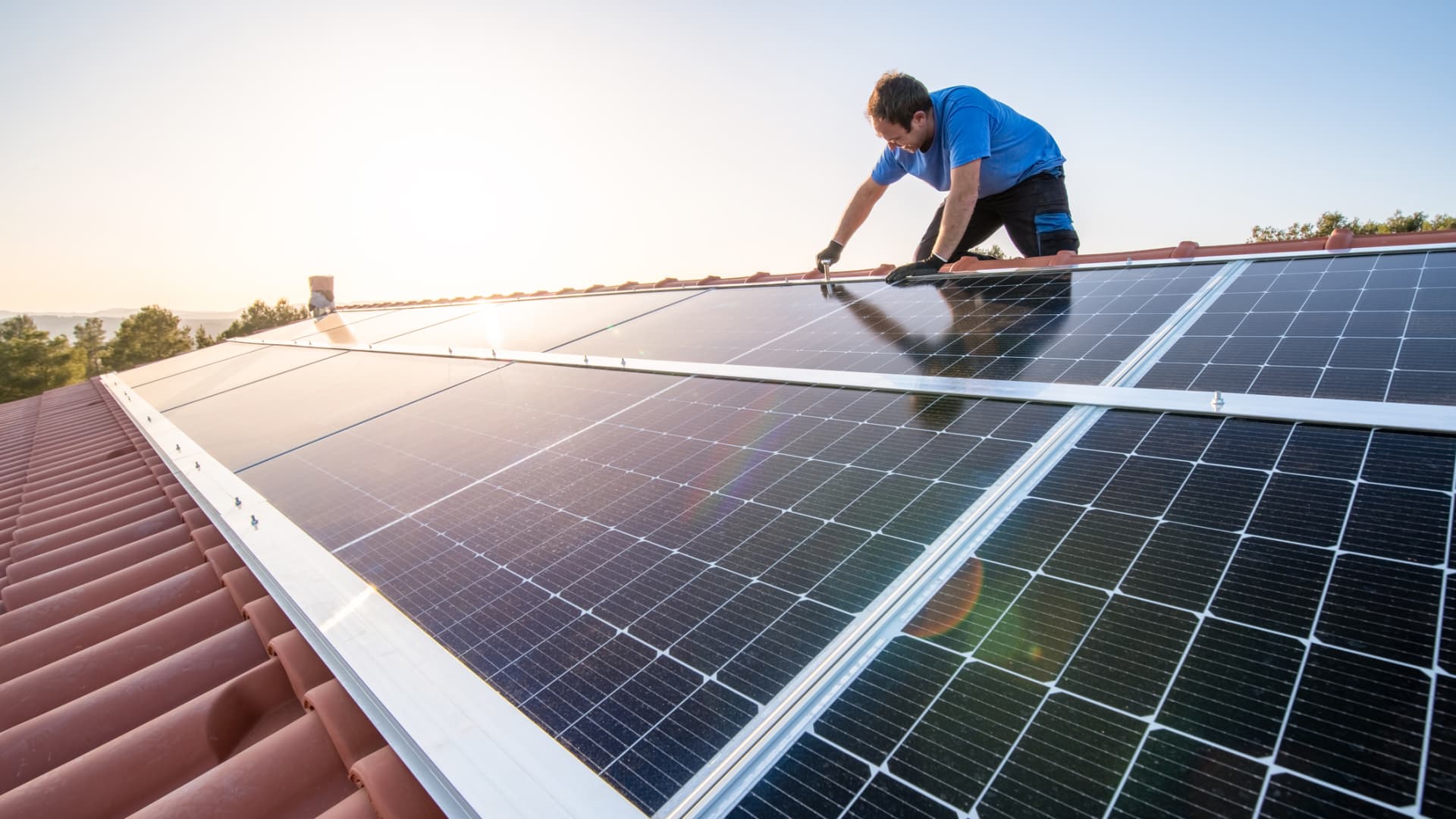 Top Stock Picks: Solar, Energy, Materials, and Banking Sectors Show Promise, According to Major Banks