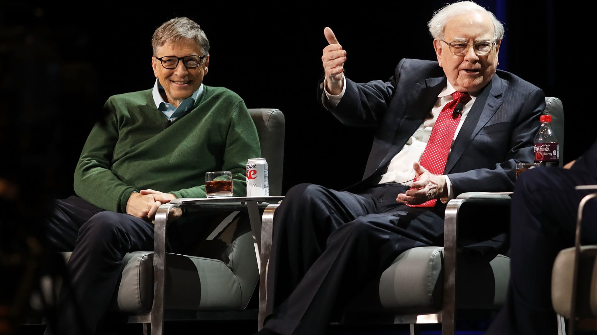 Warren Buffett's Diverse Views on A.I., Fed, Bitcoin, Bank Failures, and U.S. Economy.
