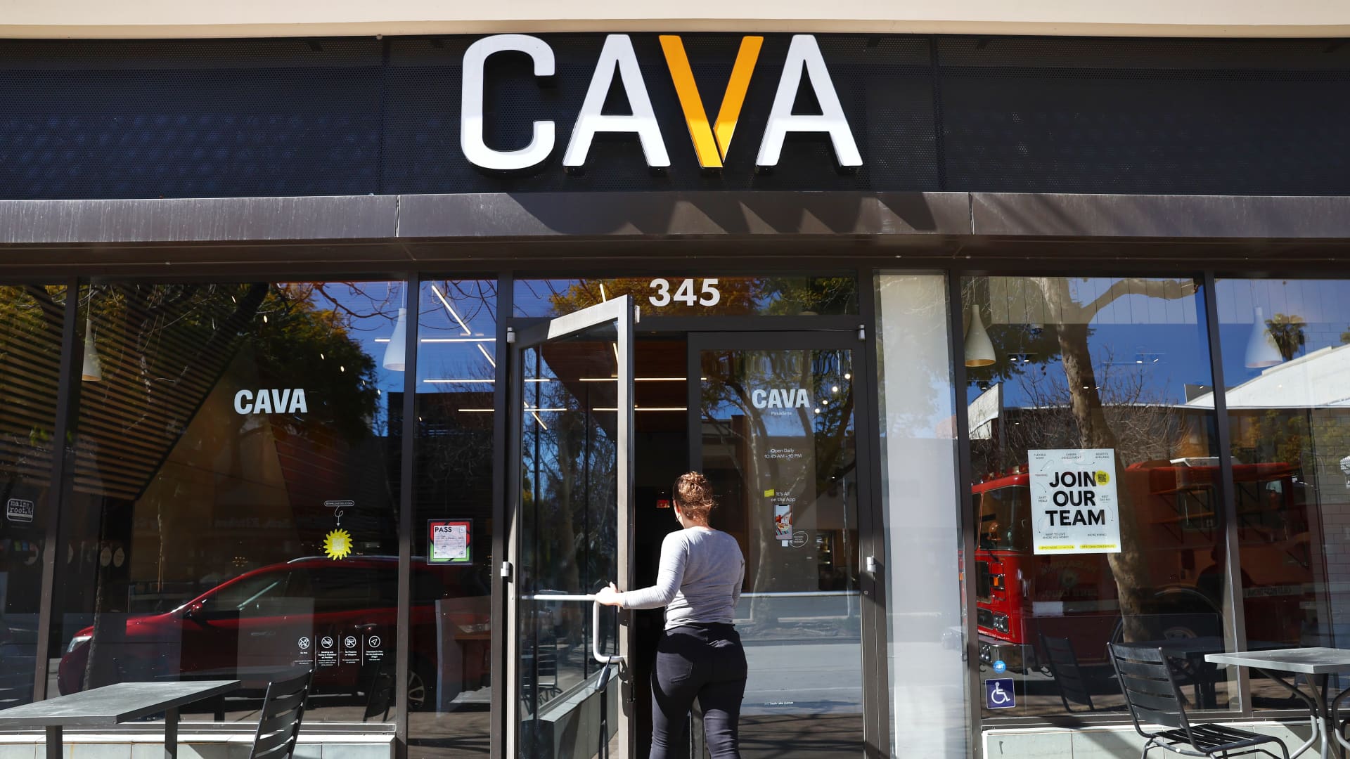 Featured image for Shift in Customer Behavior: Cava and Sweetgreen Witness Decline in Delivery Orders