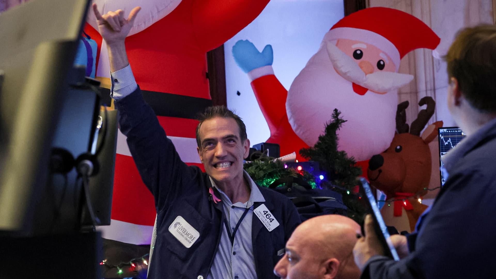 Featured image for Navigating the Santa Claus Rally: Opportunities and Precautions