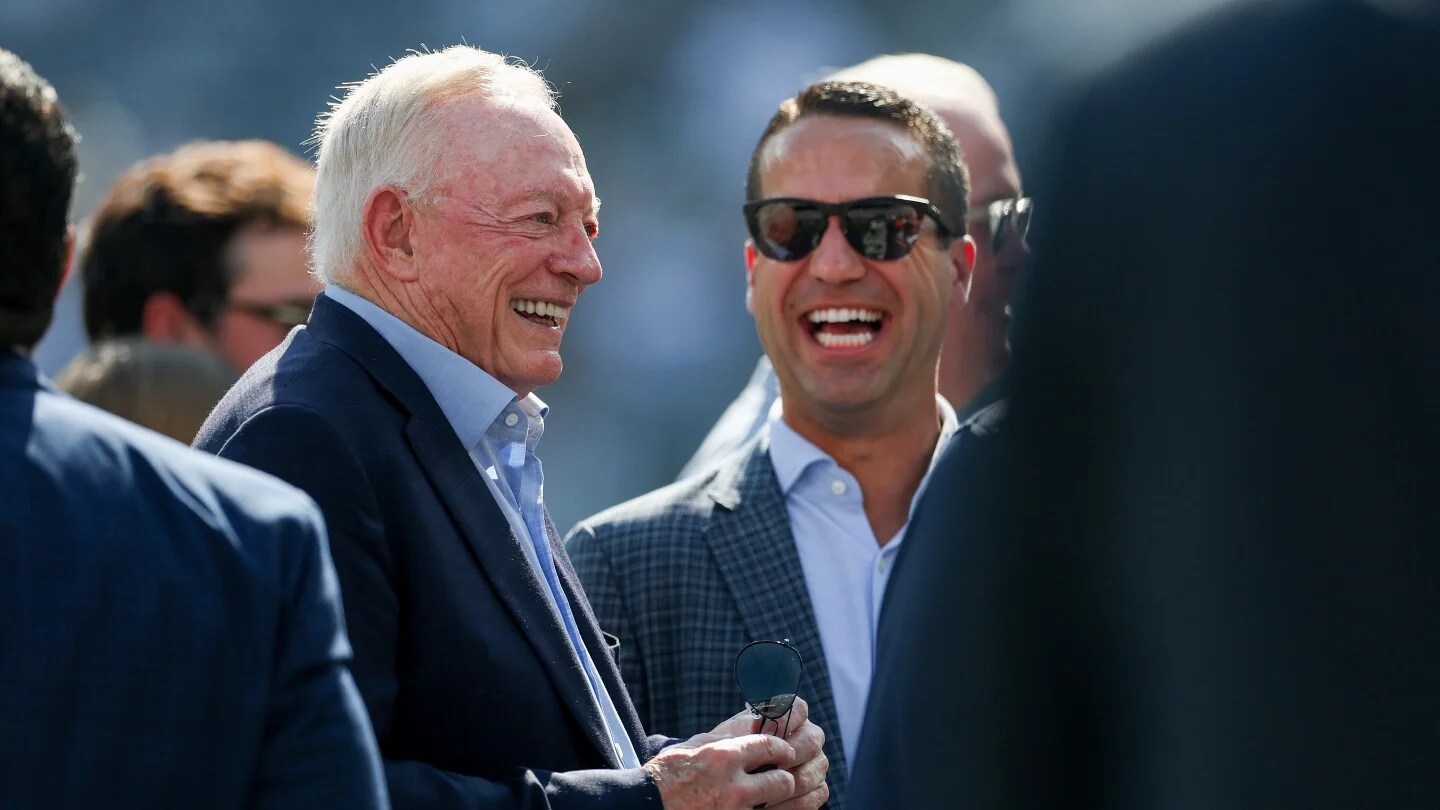 Jerry Jones Flips Off Jets Fans During Cowboys Win