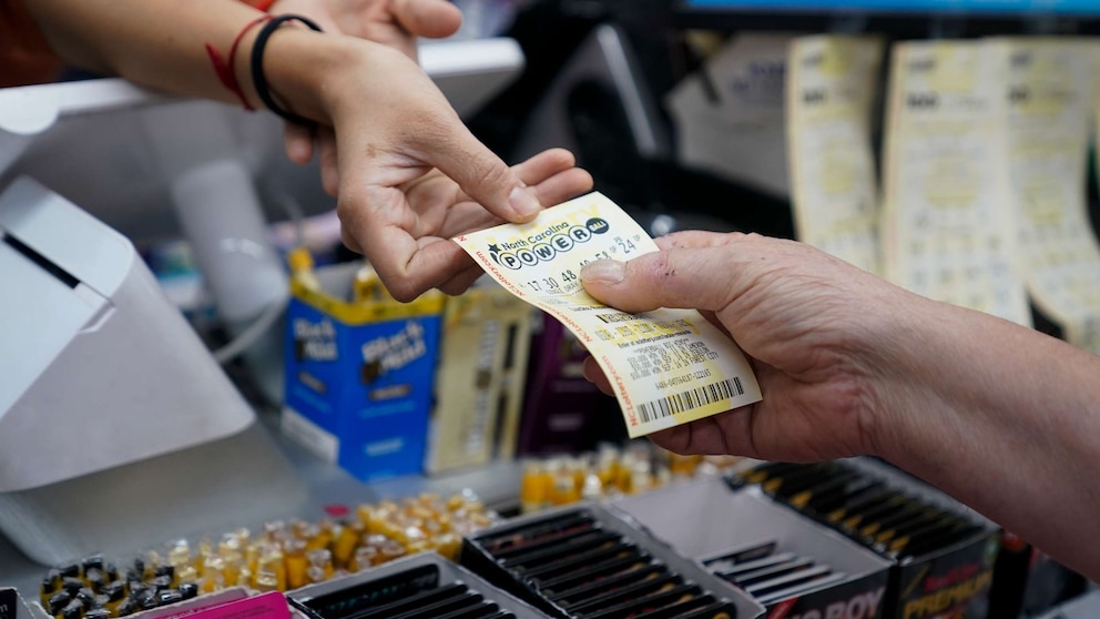 "Massive $1.55 Billion Powerball Jackpot Draws Attention as Cash Prize Drops"