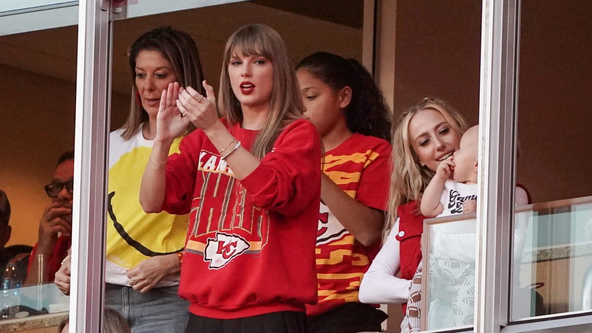 "Taylor Swift and Travis Kelce Sport Matching Chiefs Jackets at NYE Game"