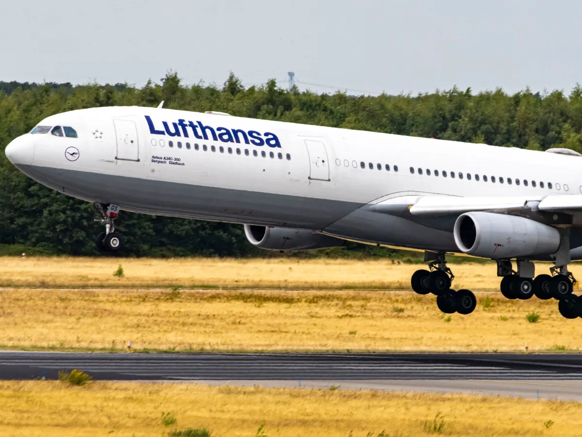 "Terrifying Mid-Flight Death: Passenger Coughs Up Liters of Blood"