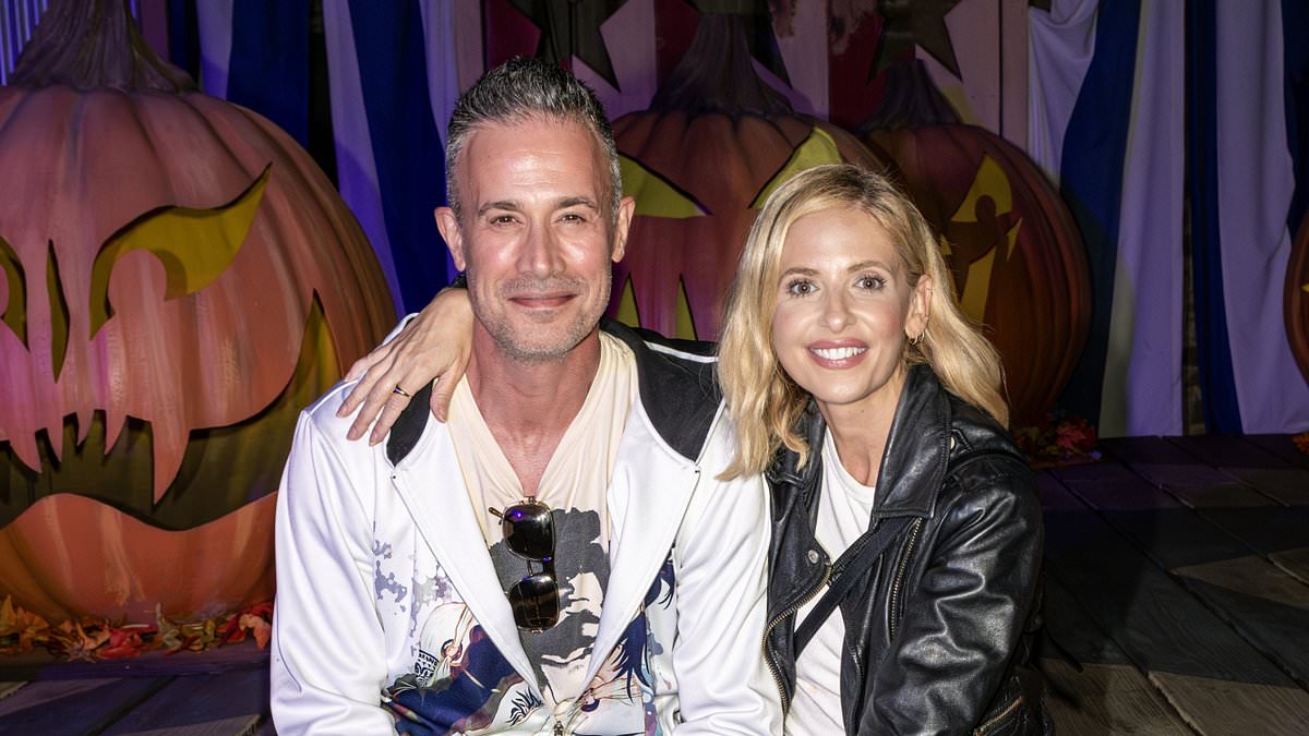 Featured image for "Sarah Michelle Gellar and Freddie Prinze Jr. Embrace Halloween at Knott's Scary Farm"