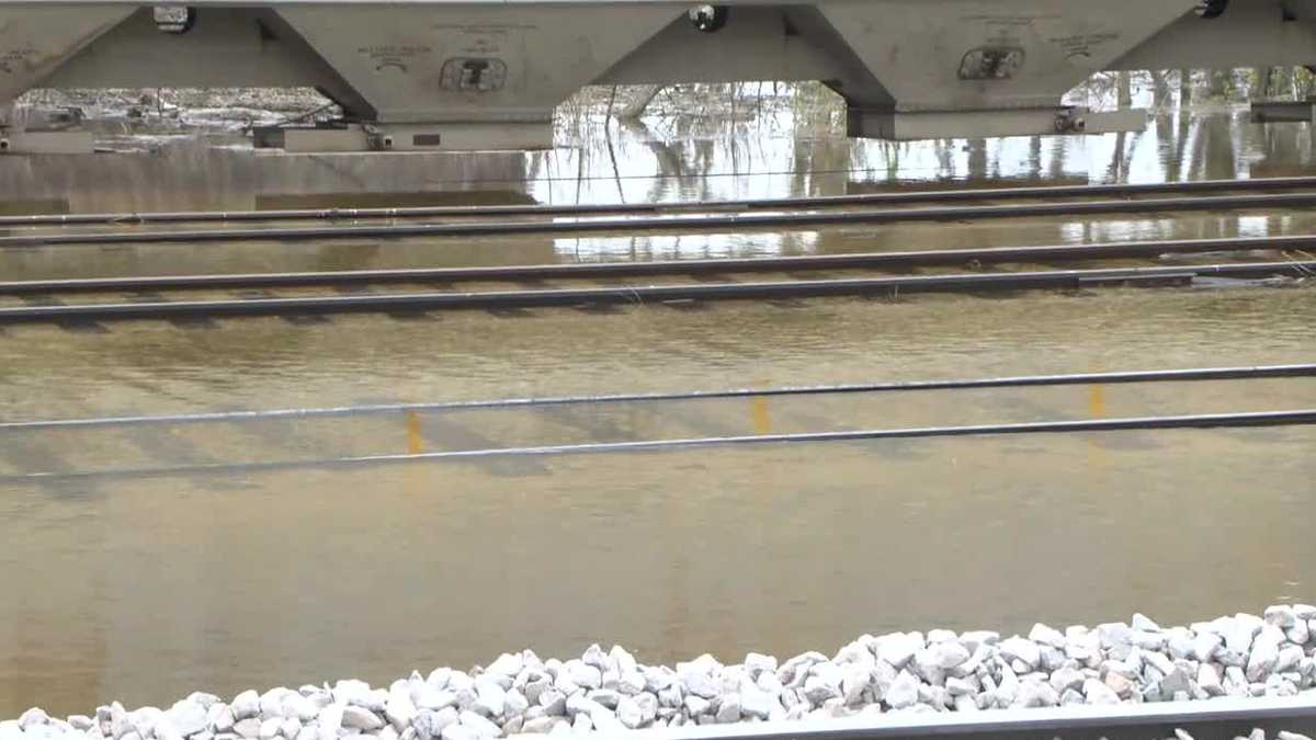 Featured image for Mississippi River Flooding Threatens Eastern Iowa Town and Residents Evacuate.