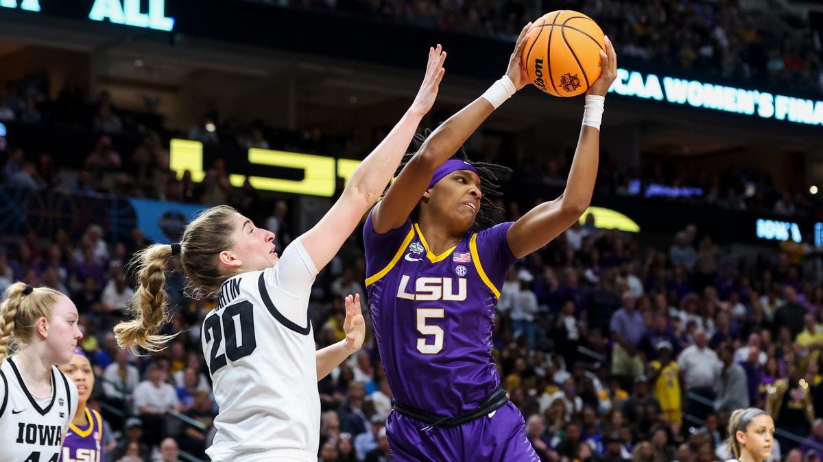LSU player faints during Biden's White House celebration for championship basketball teams.