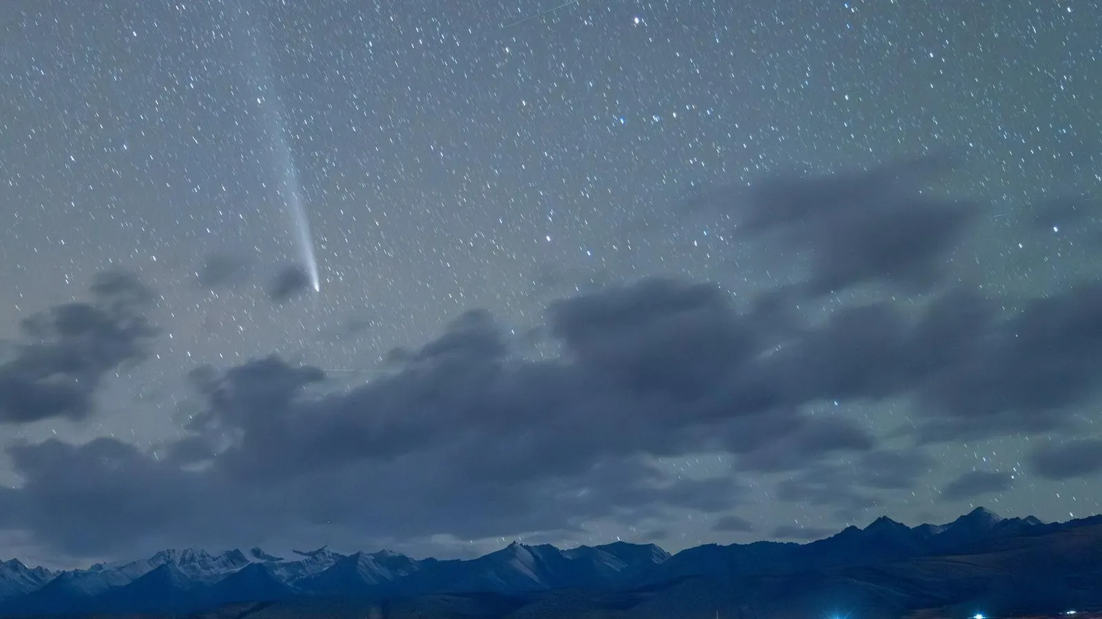 Featured image for October Sky: How to Spot Two Bright Comets This Fall