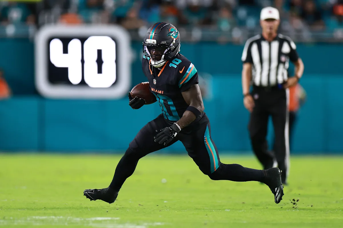 Dolphins' Tyreek Hill suffers serious leg injury during Monday Night Football