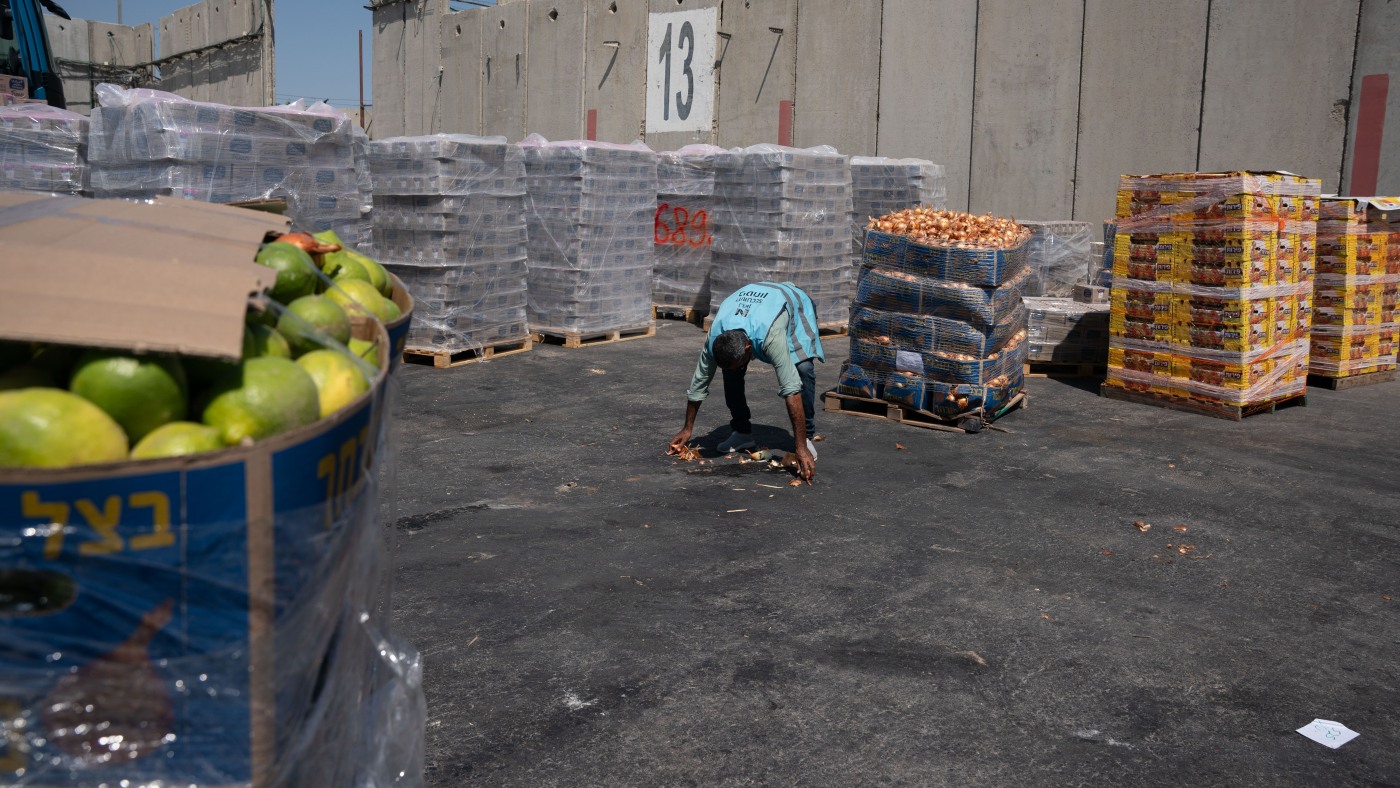 "Humanitarian Crisis in Gaza: Food Aid Blocked Amidst Conflict"