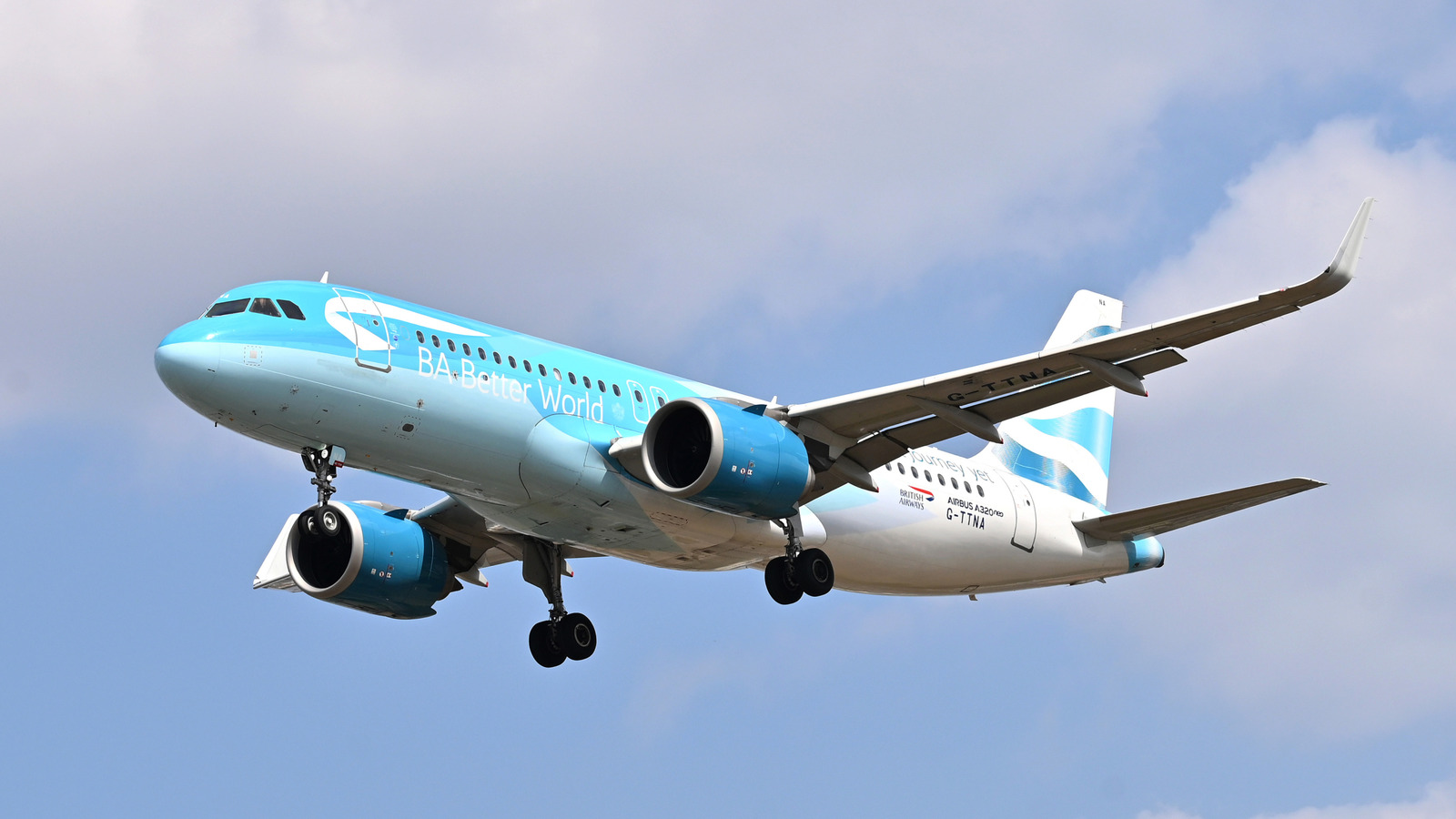 Featured image for Toxic Fume Leaks on Planes Endangering Passengers and Crew