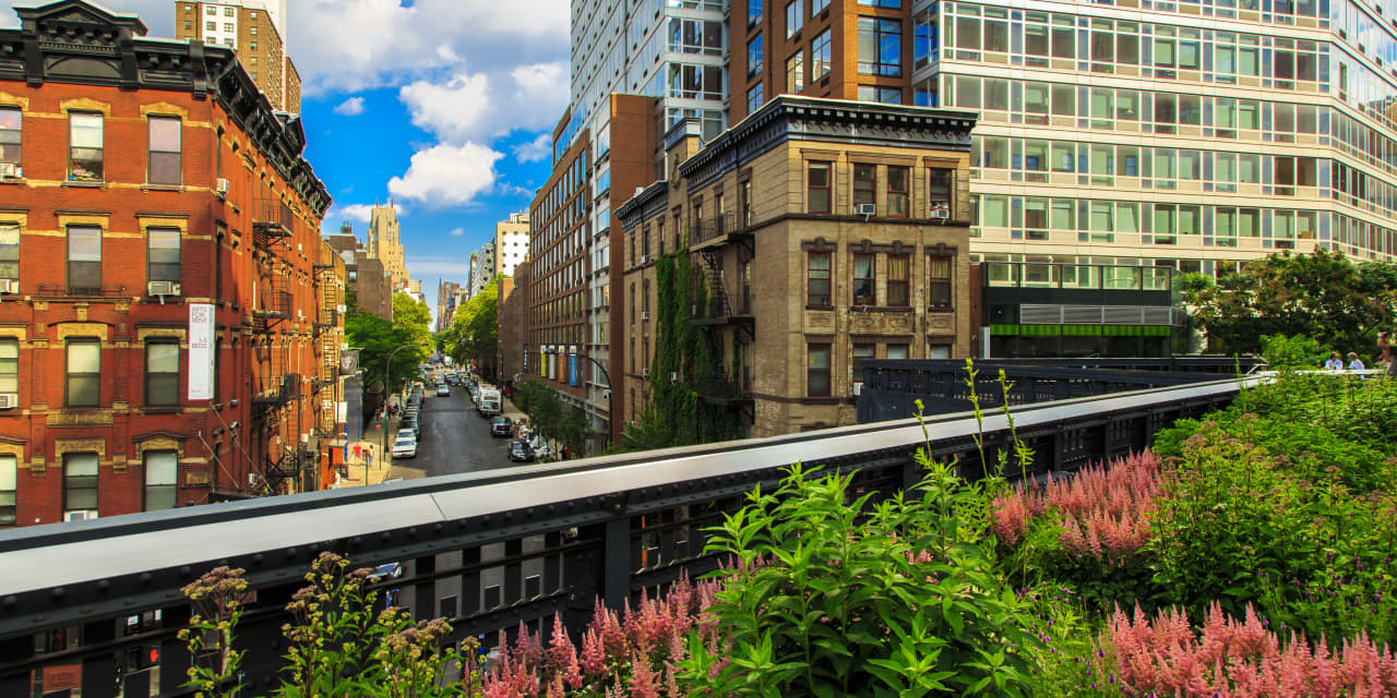 Manhattan's Luxury Market Rebounds, Drives Up Prices Amidst Condo Sales Slump