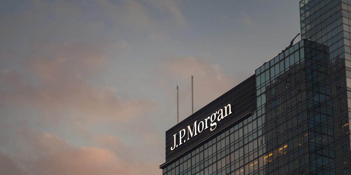 Featured image for JPMorgan AM sees similarities between current stock market rally and pre-2008 crisis trends.