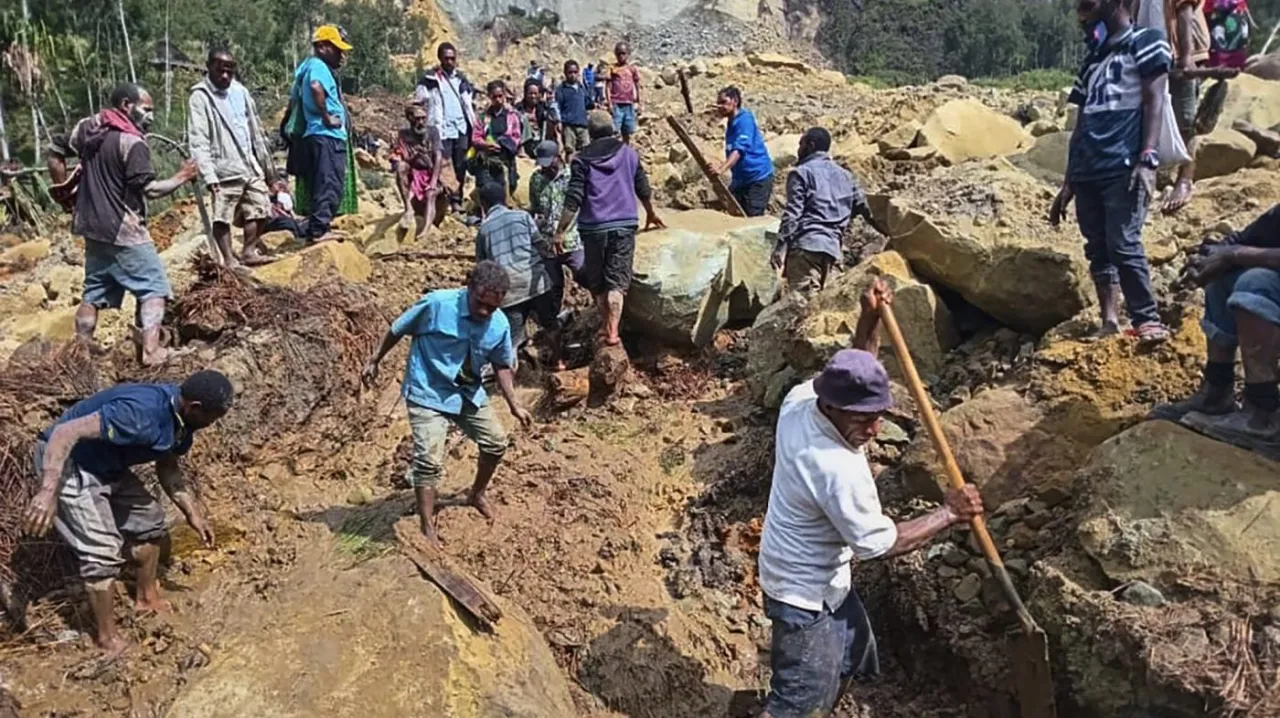 Papua New Guinea Landslide Buries 2,000 People