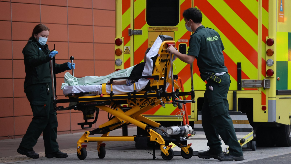 Featured image for Covid hospital admissions reach 10-month peak