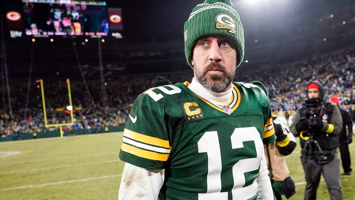 The Aaron Rodgers-Jets controversy sparks strong opinions from national writers and Packers fans.