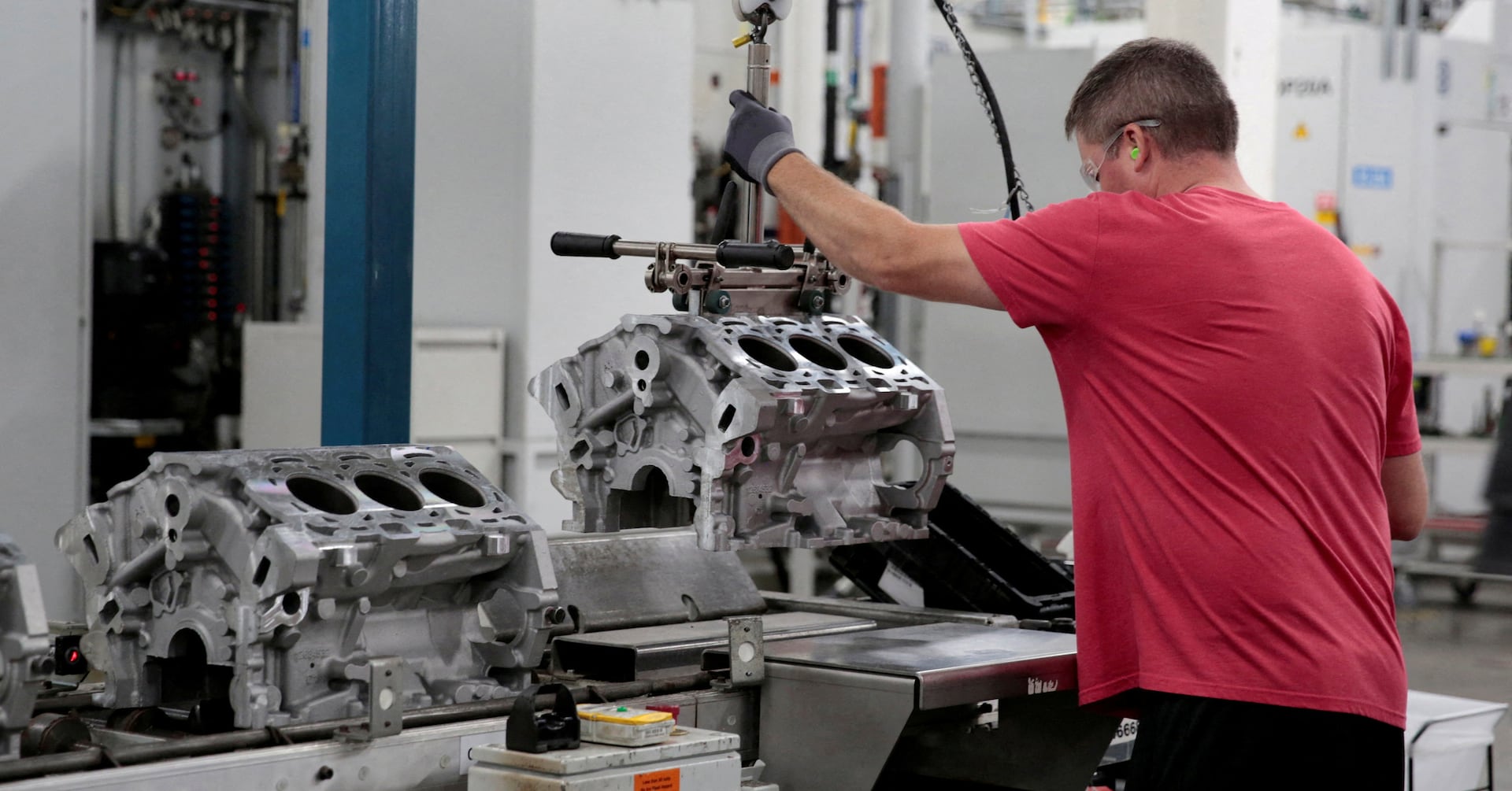 Featured image for "US Manufacturing Surges Despite Rising Raw Material Prices"