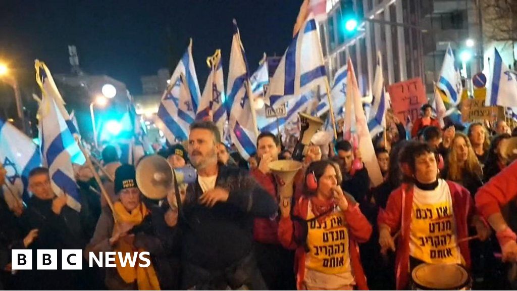 "Thousands Rally in Tel Aviv, Demanding Netanyahu's Resignation Amid War and Political Turmoil"
