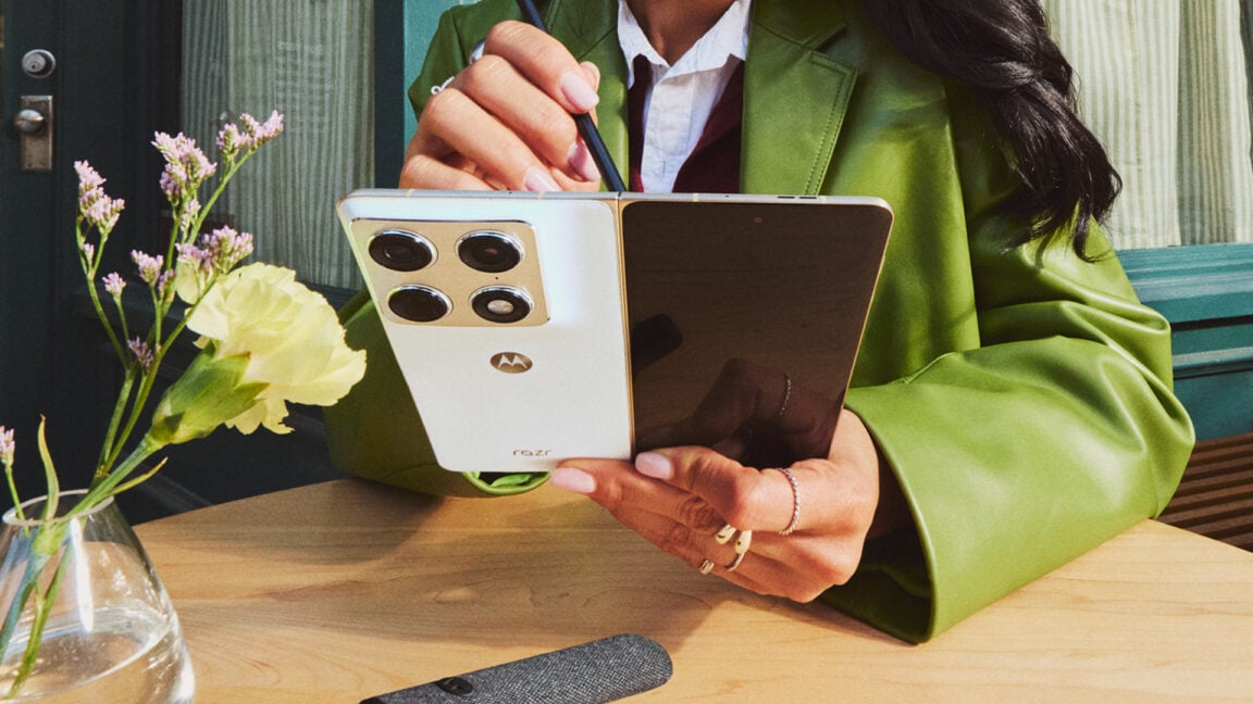 Featured image for Motorola Unveils Razr Fold, a Book-Style Foldable Challenging Samsung Galaxy Z Fold