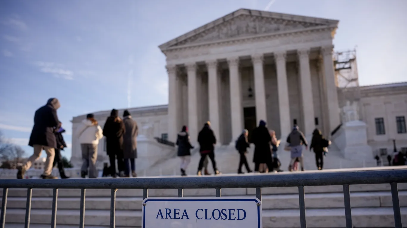 Featured image for Mixed Public Sentiment as Supreme Court Confidence Fluctuates