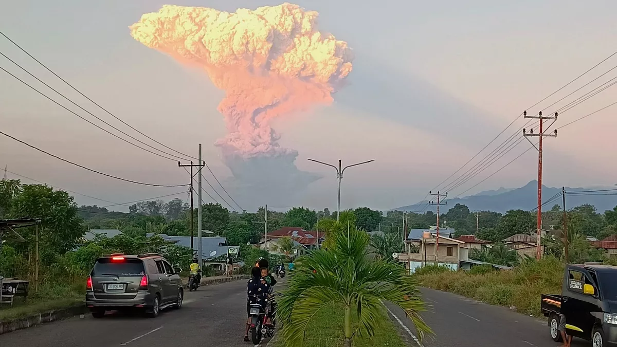 Featured image for Volcanic Eruption in Indonesia Leads to Flight Cancellations and Evacuations