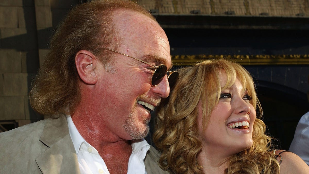 Featured image for Hilary Duff Mourns Loss of 'Lizzie McGuire' Producer Stan Rogow