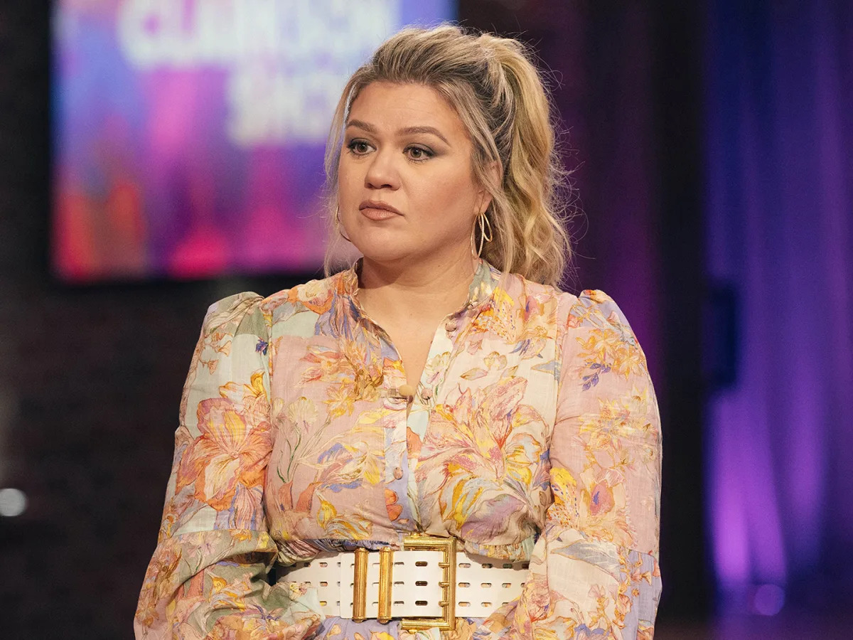 Featured image for Kelly Clarkson Opens Up About Her Personal Life and Latest Album 'Chemistry'