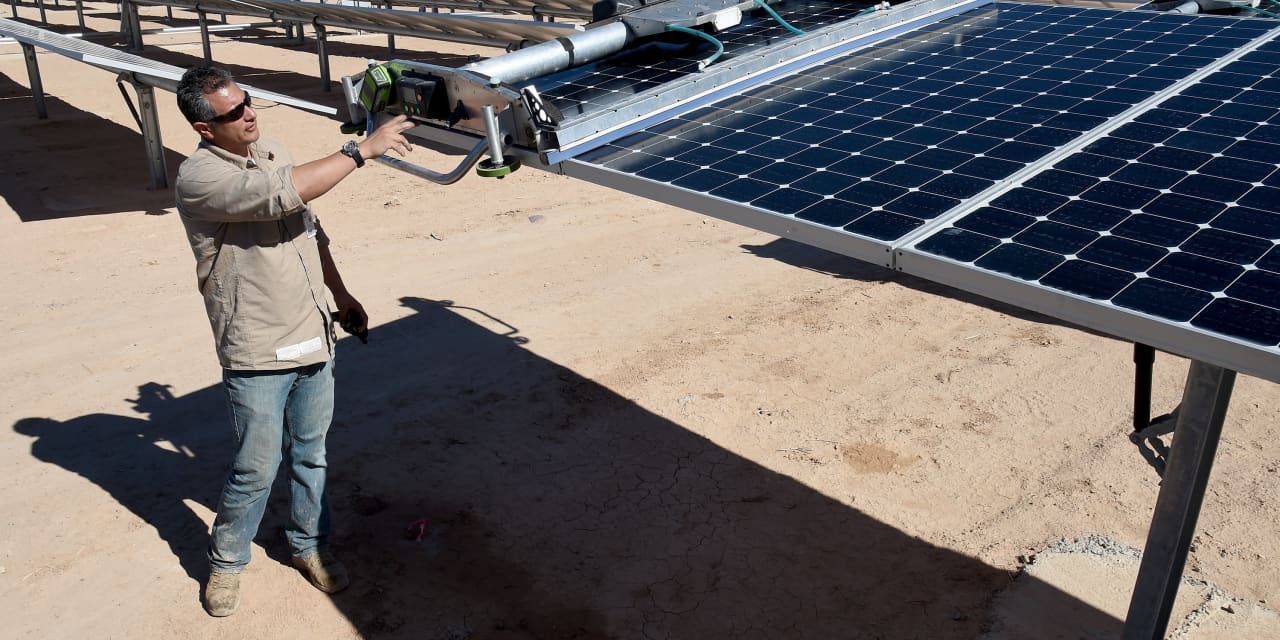 Featured image for SunPower's Stock Plummets Amid Going-Concern Warning